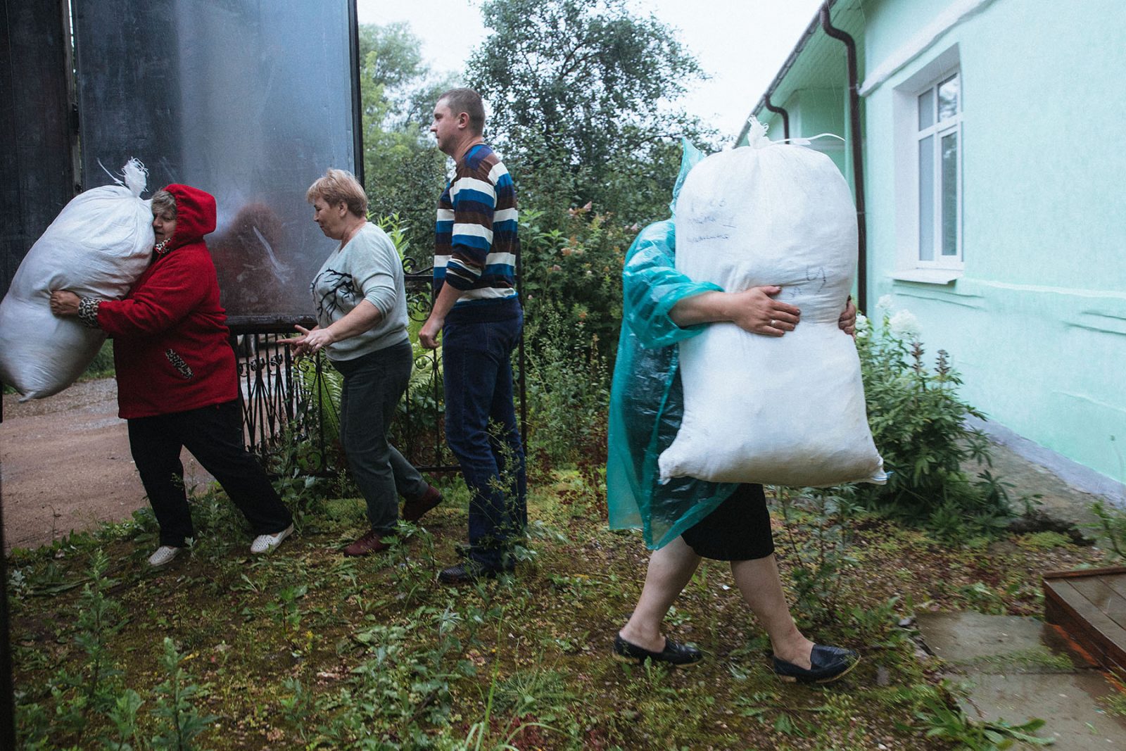 Гуманитарная экспедиция в Тверскую область: рассказываем о наших  партнёрских организациях и сотрудниках, распределяющих вещи между  подопечными